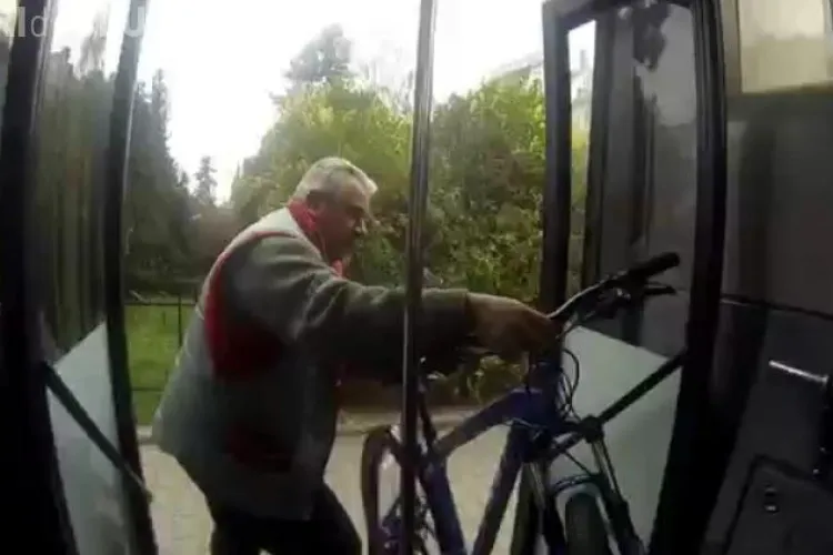 Șofer RATUC și un biciclist și-au aruncat cuvinte grele: ”Mă-ta-i proasta...!” - VIDEO