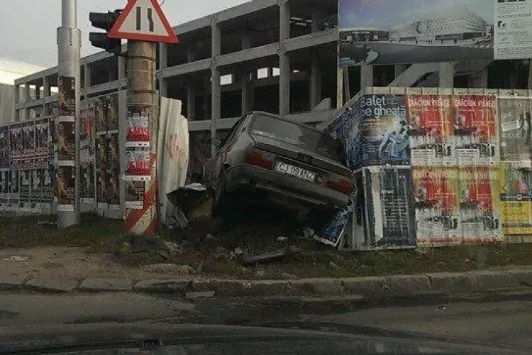 A intrat cu Dacia în gardul Sălii Polivalente - FOTO