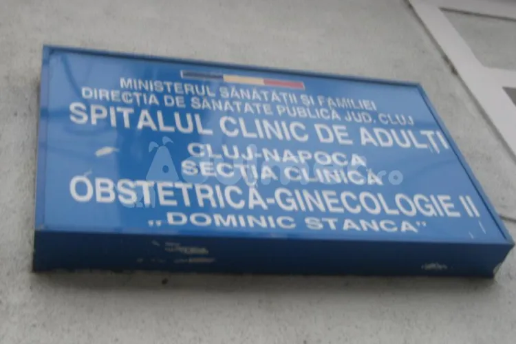 INDIFERENȚĂ? Bebelușul unor părinți nevăzători din Cluj, neglijat la maternitate și lăsat să se zgârie pe față - FOTO