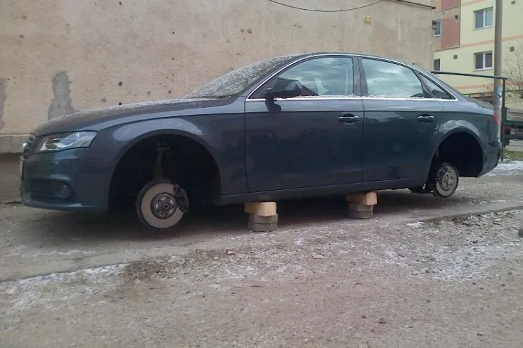 Mașină de lux lăsată fără roți la Turda