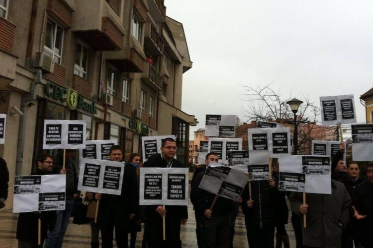 Liderii PDL Cluj au pichetat Prefectura Cluj, în timp ce Ponta era huiduit de ecologiștii Anti RMGC - FOTO