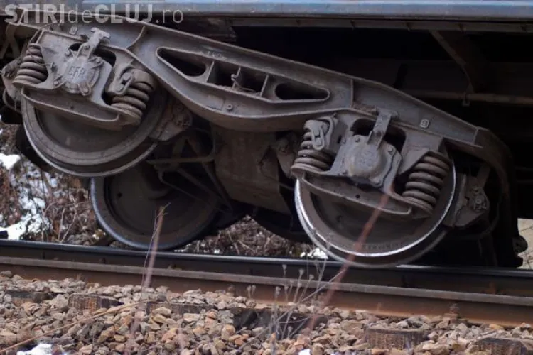 Tren marfar, deraiat pe strada Plevnei. UPDATE: Hoții de fier vechi au furat șuruburile care ancorau șinele