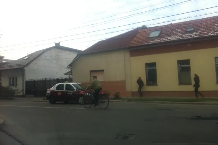 Accident pe strada Henri Barbusse! A fost lovit un taximetru, dar intervenția poliției a fost ”numeroasă”