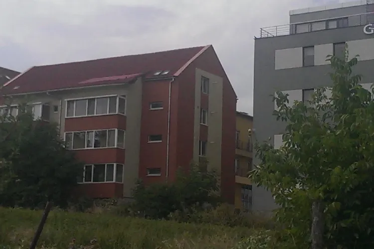 A tăiat acoperișul unui bloc din Bună Ziua pentru a-și amenaja apartamente în pod - FOTO