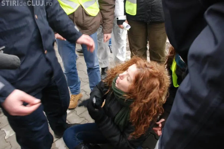 Protestatarii Roșia Montană ridicați de jandarmi la vizita lui Victor Ponta la Cluj - FOTO și VIDEO