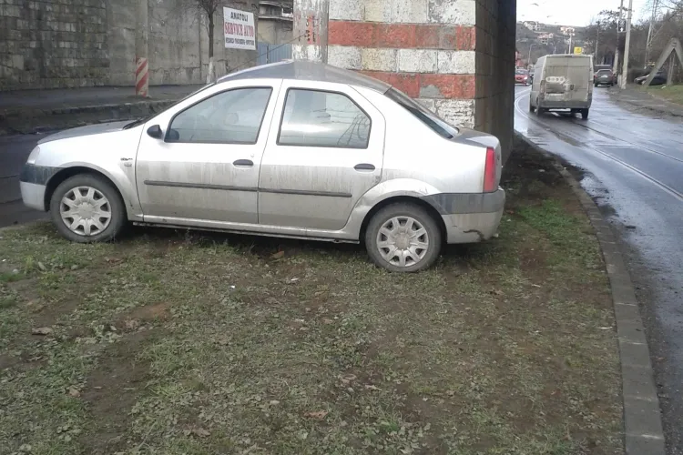 Mașini ”eșuate” pe strada Oașului, din cauza liniei de tramvai. Șoferii au ajuns într-un stâlp - FOTO