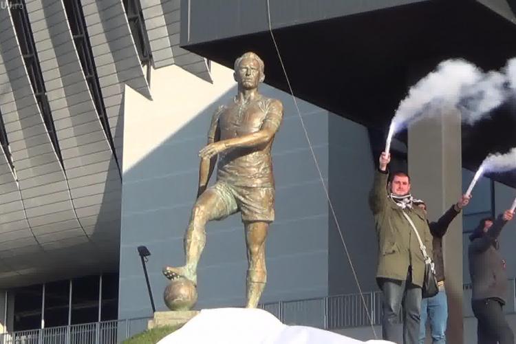 Statuia lui Mircea Luca, dezvelită cu FAST în fața stadionului Cluj Arena de 1 Decembrie - VIDEO