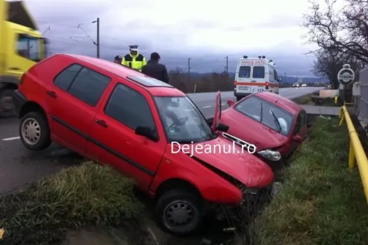 Accident la ieșire din Dej. O mașina a fost aruncată în șanț FOTO