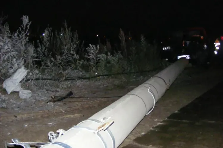 Accident pe Bulevardul Muncii! Un șofer din Satu Mare a demolat un stâlp - FOTO