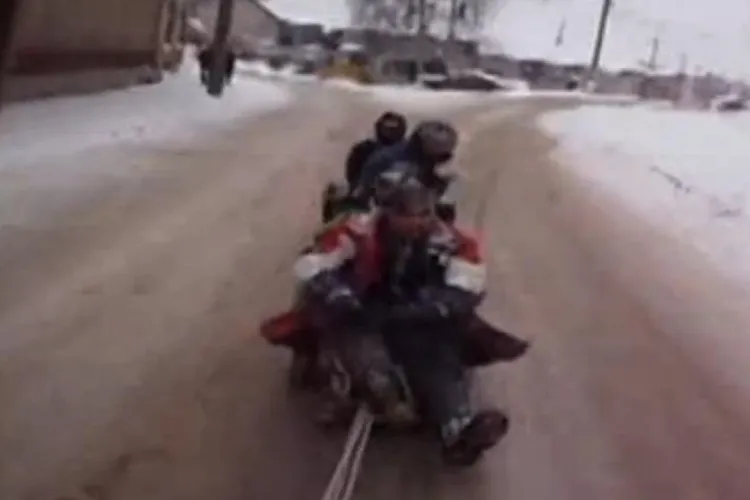 Un clujean FĂRĂ PERMIS a tras după mașină săniile a trei copii, care au fost loviți de un alt șofer