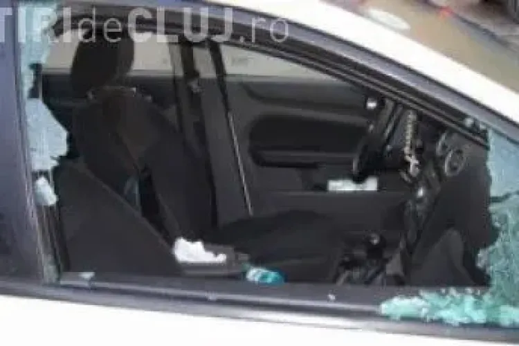 Autoturisme sparte în centrul Clujului ziua în amiaza mare, de 1 Decembrie