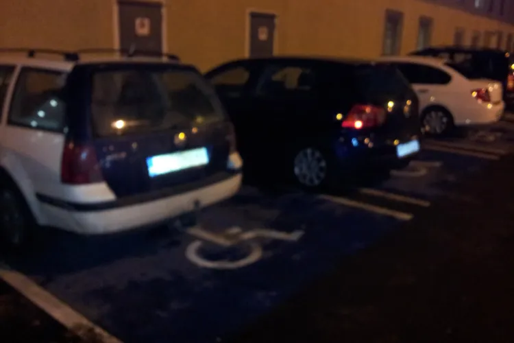 Parcare a la Cluj! BIZONI care staționează pe locul de parcare pentru persoane cu handicap