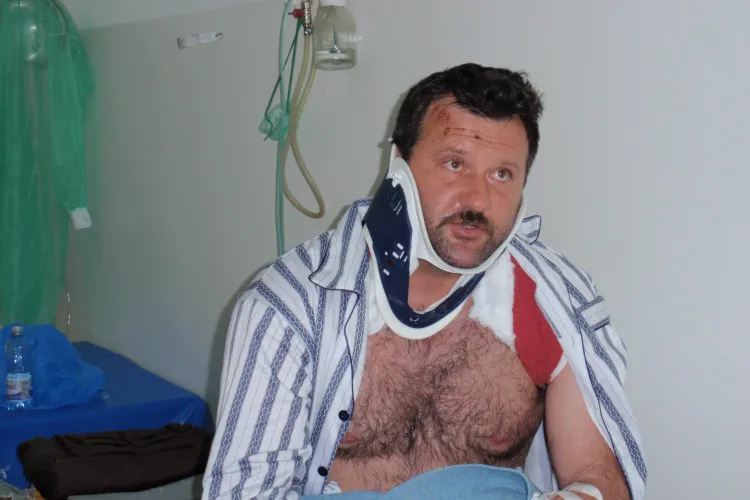 Clujeanul confundat cu un proxenet și bătut de doi polițiști de la Crimă Organizată acuză tergiversarea procesului