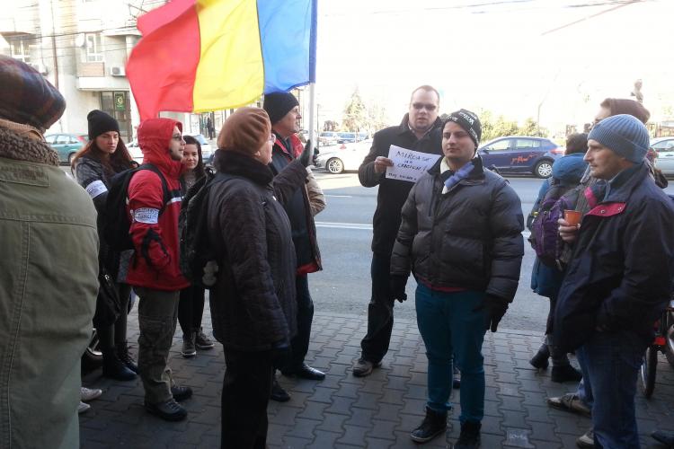 Clujenii anti gaze de șist au pichetat Prefectura: ”Revelion fără Chevron”