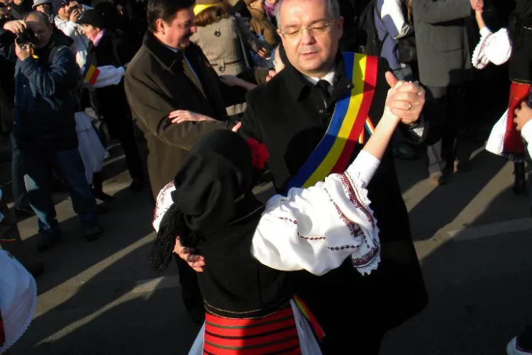 Emil Boc, Uioreanu și Vușcan s-au încins în HORĂ în Piața Avram Iancu - FOTO