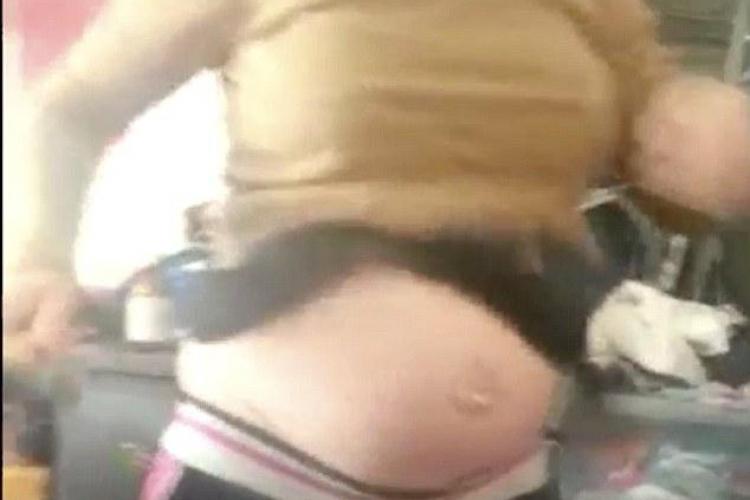 O femeie gravidă se lovea cu ciocanul în burtă ca să arate cât de puternic e fiul ei VIDEO ȘOCANT