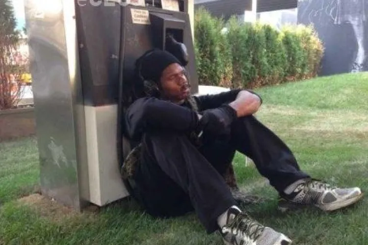 Cerşetorul care a refuzat 100$ pentru a învăța IT. Acum a lansat propria aplicaţie pentru smartphone-uri