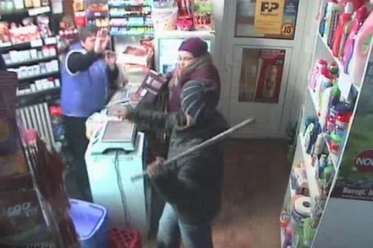 Jaf comis cu o țeavă de METAL într-un magazin din Cluj-Napoca! - VIDEO - IMAGINI VIOLENTE