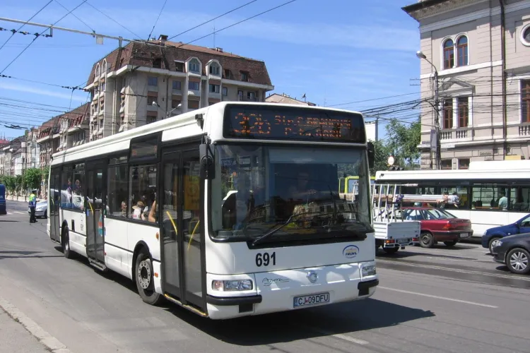 Un copil de șase ani a fost rănit din cauza unei frâne bruște pe autobuz. Șoferul RATUC este cercetat de Poliție