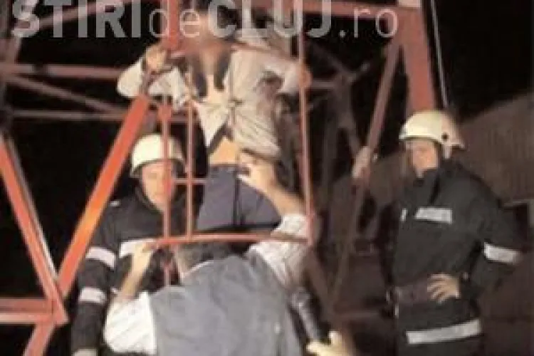 Dragoste cu năbădăi la Dej. Părăsiți de iubite, doi tineri au amenințat că își dau foc pe stâlpul de telefonie