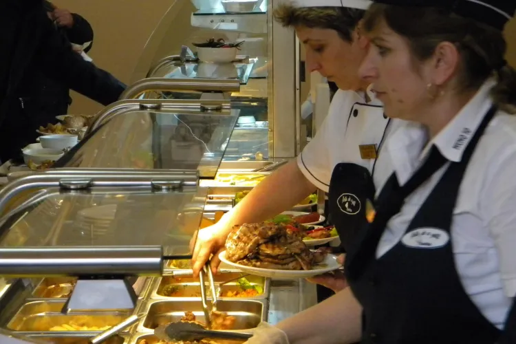Cantina Primăriei Cluj-Napoca va face catering pentru 1.300 de elevi din oraș