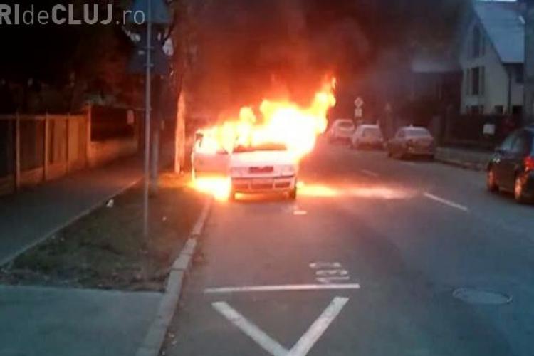 O mașină a luat foc în Grigorescu. Transporta mai mulți copii la școală - FOTO