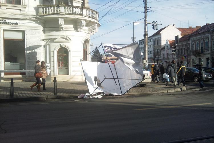 Panou publicitar luat de vânt și aruncat în stradă în Piața Mihai Viteazu: Sunt un pericol public - FOTO