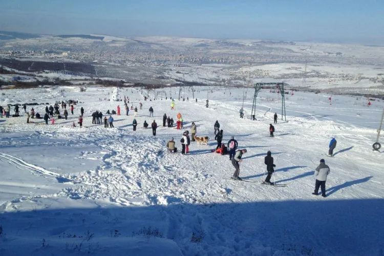 Pârtia Teleschi Feleacu se deschide mâine 11 decembrie 2013, la ora 16.00. Vezi cât costă o urcare și închirierea unui echipament