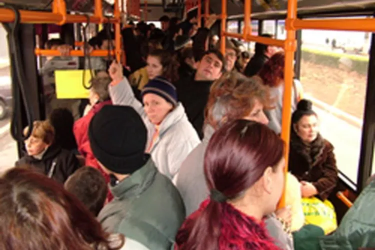 O clujeancă de 22 de ani a IMOBILIZAT, SINGURĂ, un hoț de buzunare într-un autobuz RATUC! Ce a urmat?