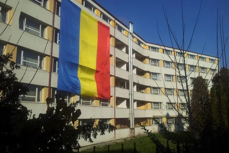 Studenții din Cluj au arborat un TRICOLOR URIAȘ pe căminul 3 din Observator - FOTO