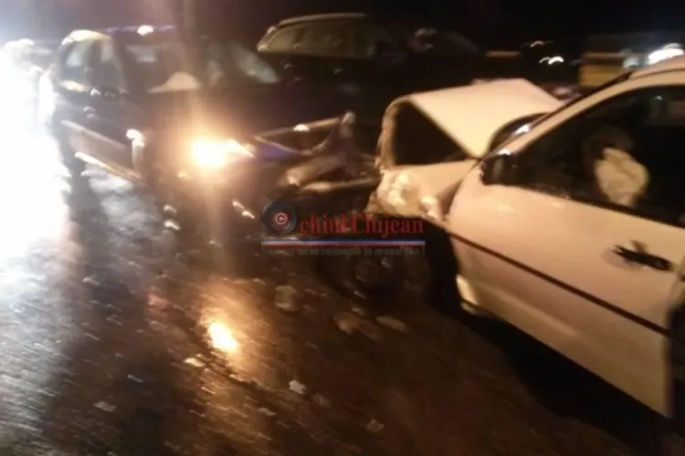 Accident pe strada Fabricii! Trei autoturisme au fost serios avariate - FOTO