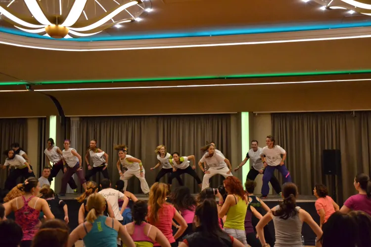 ZUMBA caritabil la Cluj! S-au strâns 10.000 de lei pentru tinerii cu insuficiență renală cronică - FOTO și VIDEO