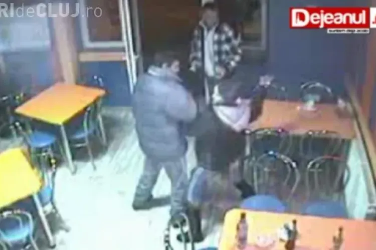 O femeie din Dej a băut câteva beri și a bătut o barmaniță - VIDEO CAMERĂ DE SUPRAVEGHERE