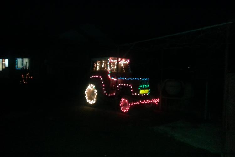 Tractor decorat ca în POVEȘTI cu luminițe de Crăciun la intrare în Cluj - VIDEO