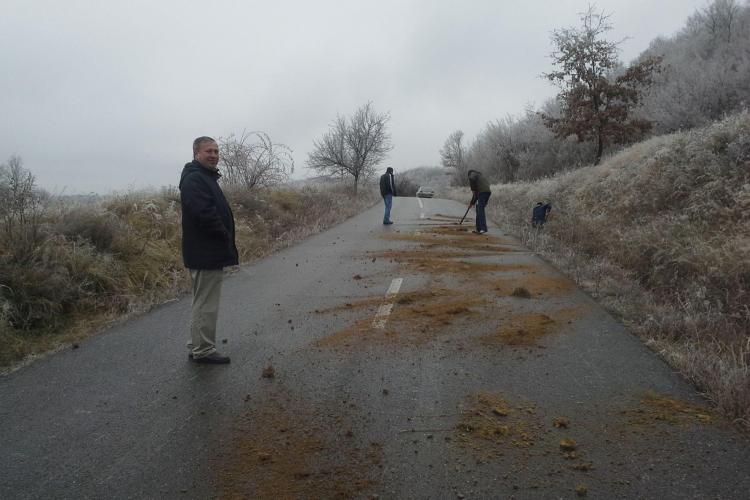 Autoritățile DORM, iar șoferii au împrăștiat pământ pe un drum înghețat STICLĂ din județul Cluj! Răspunsul de la 112 e INCREDIBIL