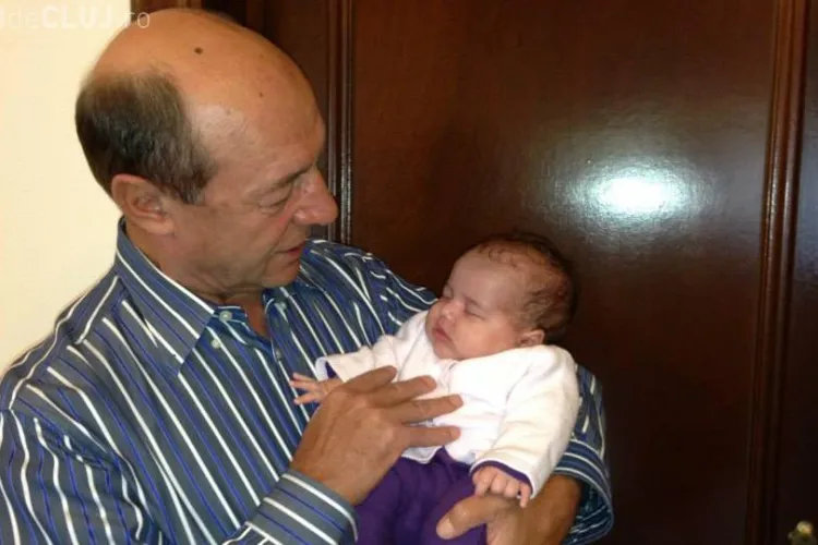 Fotografii cu Traian Băsescu și nepoțica lui, de Crăciun - FOTO