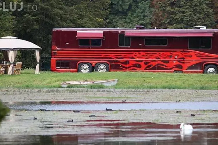 Cum arată autocarul de LUX în care au locuit Villeneuve şi Button! Poate fi închiriat cu 8.000 de lire pe noapte
