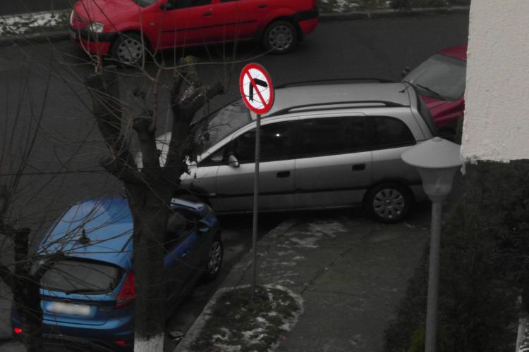 Cât s-a chinuit acest șofer pentru a parca așa? - FOTO