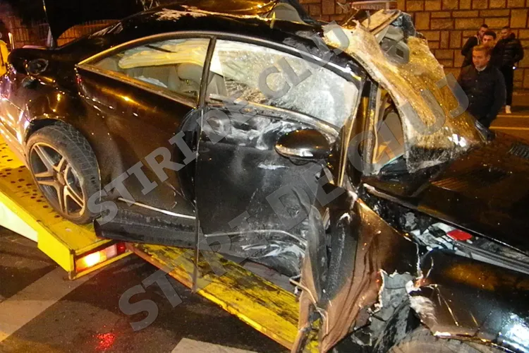 Accident pe Dorobanților! Un Mercedes de LUX s-a făcut PRAF și PULBERE - VIDEO și FOTO