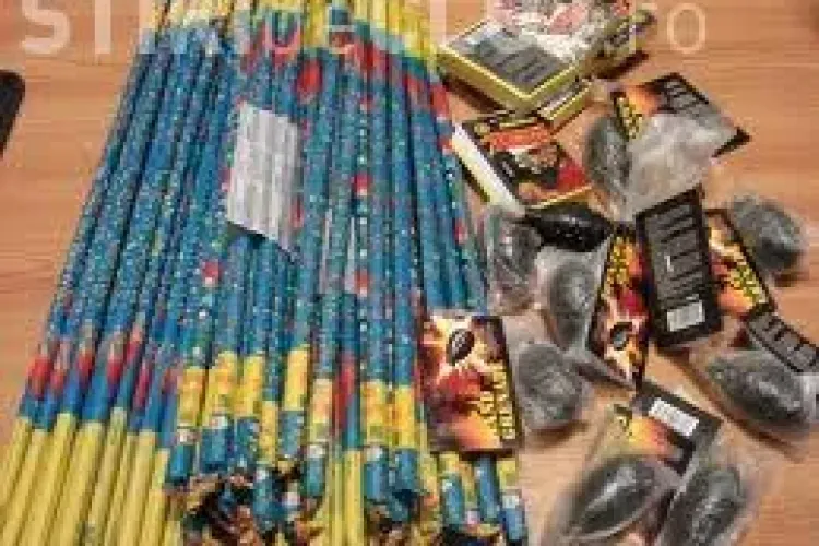 Polițiștii locali au prins un bărbat care vindea petarde elevilor, în Piața Mihai Viteazu