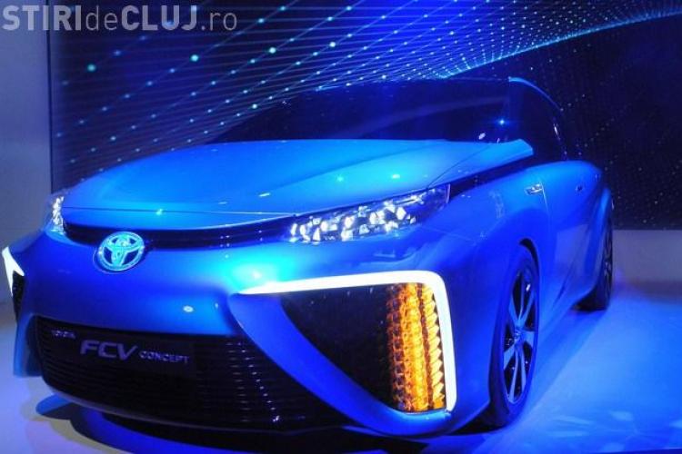 Toyota FCV, mașina care merge cu aer și hidrogen - VIDEO