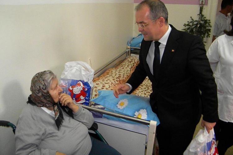 Emil Boc le-a dus cadouri bunicilor de la Centrul de Vârstnici din Cluj-Napoca: Bucurie și lacrimi - FOTO