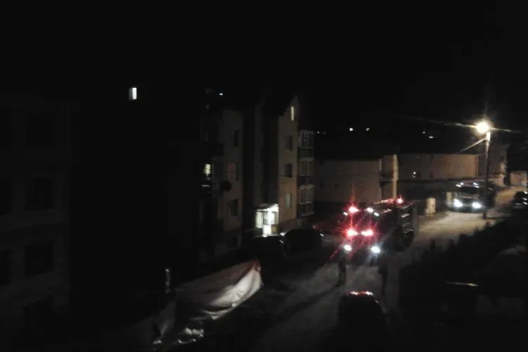 Un clujean din Bună Ziua i-a dat foc bradului de Crăciun pe balcon - FOTO