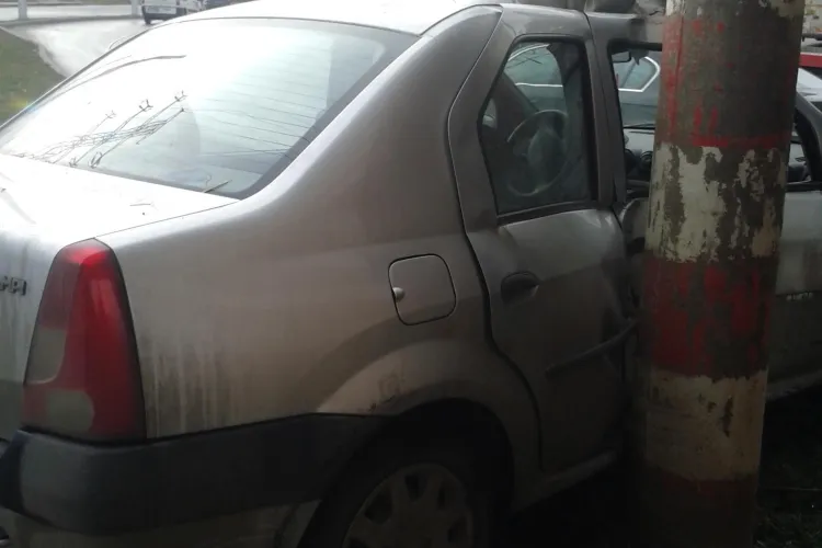 Linia de tramvai de pe Oașului, ”capcană” pentru șoferi. Și-a distrus mașina din cauza liniei de tramvai