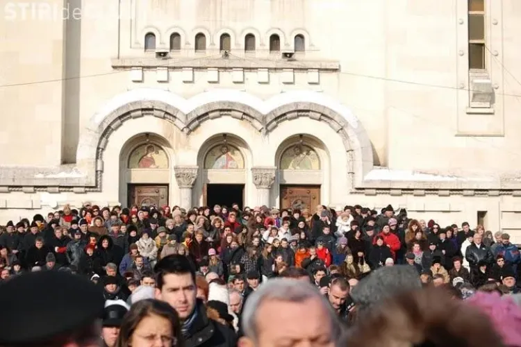 Circa 3.000 de clujeni au asistat de Bobotează la slujba din Piața Avram Iancu. Înghesuială la sticlele cu apă sfințită