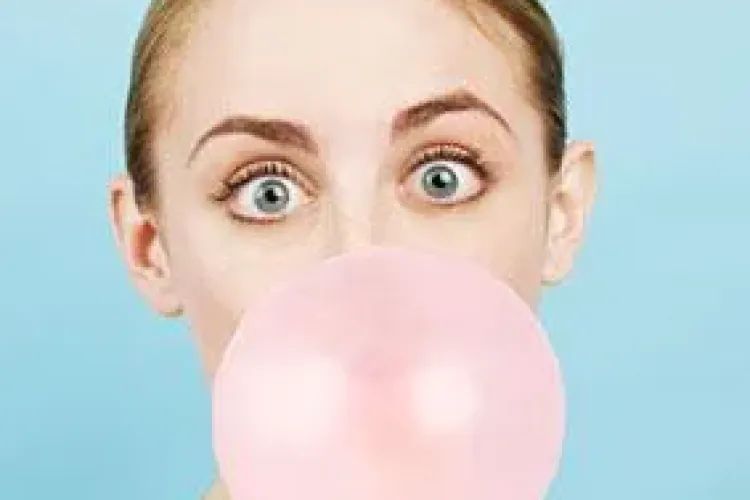 Mesteci gumă? Vezi ce efect neașteptat are acest obicei asupra corpului tău