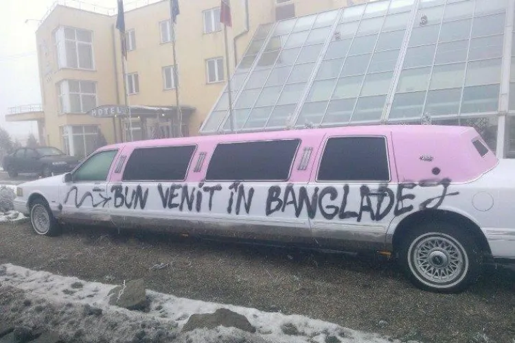 ”Bun venit in BanglaDEJ” - mesaj scris pe o limuzină la intrare Dej - FOTO