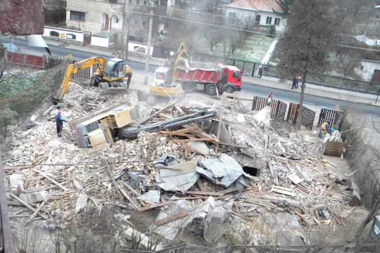 Un excavator s-a răsturnat în timpul lucrărilor de demolare a vilei din Andrei Mureșanu - FOTO și VIDEO