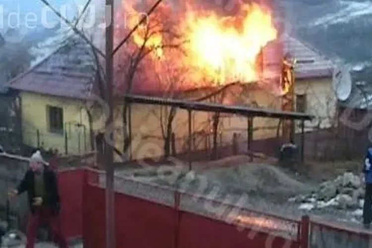 Un clujean a rămas fără casă din cauza unui incendiu. Aproape a fost prins între flăcări VIDEO