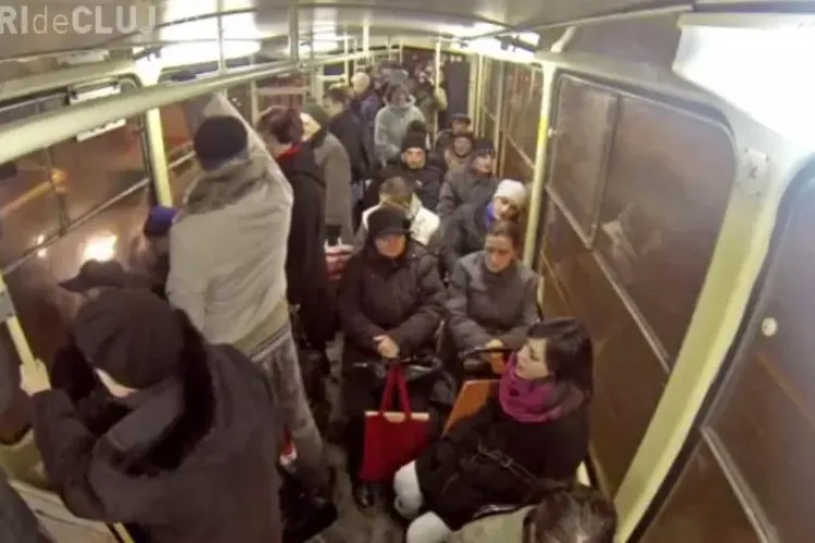 Colinde în română și maghiară în tramvaiele care merg din Mănăştur spre Gară - VIDEO